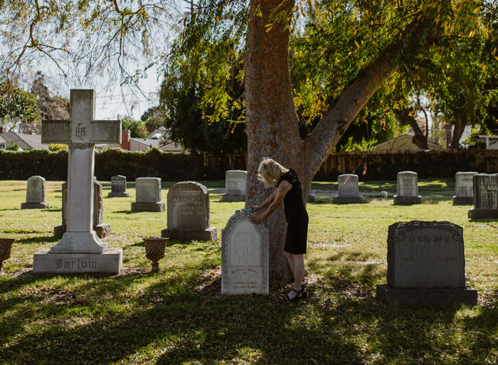 Woman Had To Visit Mom’s Miscarriage Grave All Her Youth, Loses It When Her Kid Gets Forced Too