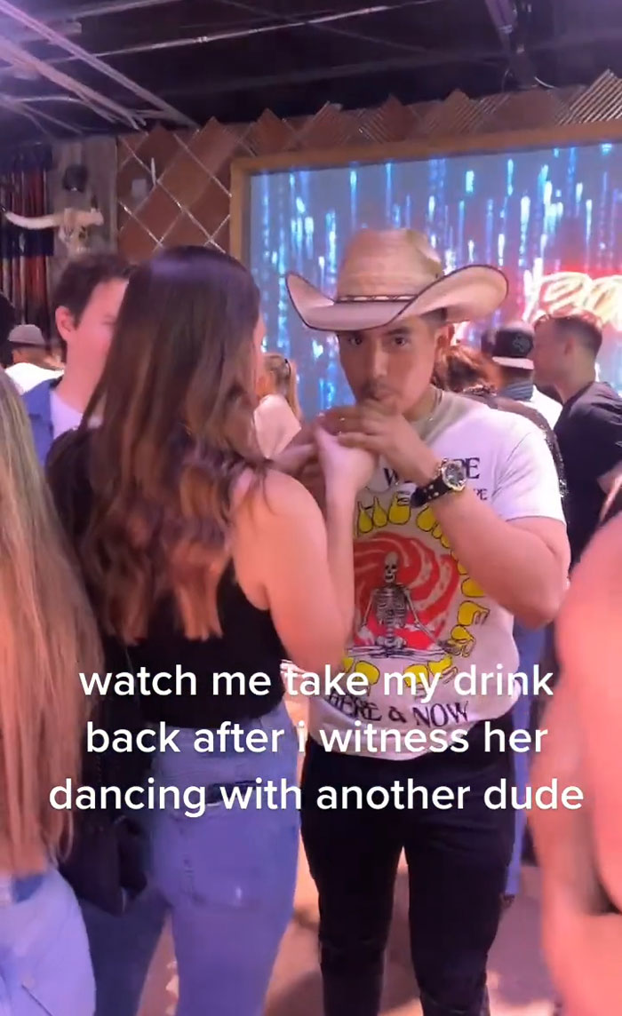 “So I Bought This ‘Nice’ Lady A Drink”: Internet Reacts To Dude Reclaiming The Drink He Bought “So I Bought This ‘Nice’ Lady A Drink”: Internet Reacts To Dude Reclaiming The Drink He Bought