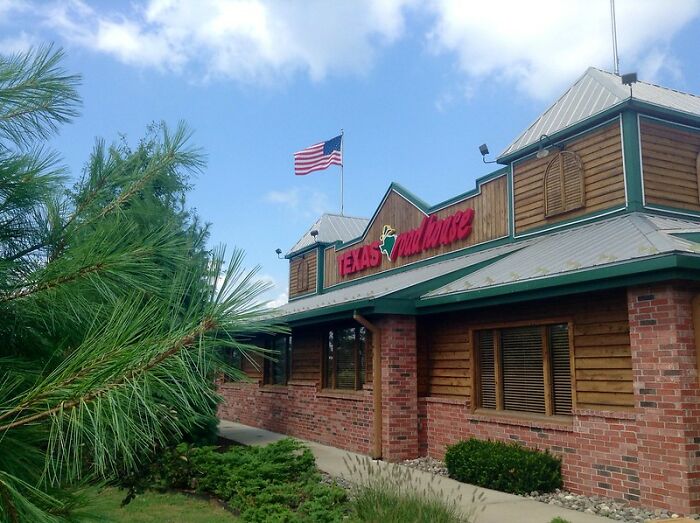 “Ordering A Water And A Coke”: Former Server Points Out Which Customer Requests Annoy Her “Ordering A Water And A Coke”: Former Server Points Out Which Customer Requests Annoy Her