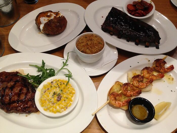 “Ordering A Water And A Coke”: Former Server Points Out Which Customer Requests Annoy Her “Ordering A Water And A Coke”: Former Server Points Out Which Customer Requests Annoy Her