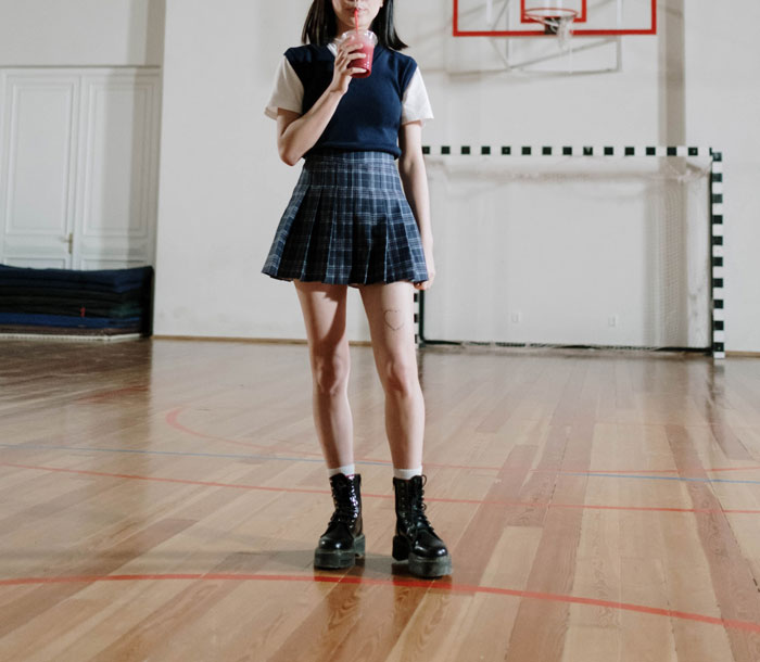 35 Y.O. Man Waits Until 17 Y.O. Turns 18 To Ask Her Out, Friend Questions If It’s Normal 35 Y.O. Man Waits Until 17 Y.O. Turns 18 To Ask Her Out, Friend Questions If It’s Normal