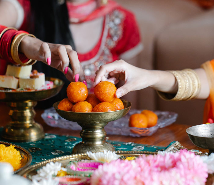Couple Quarrels After Blind BF Touches GF's Food To Make Sure She Ordered The Same Dish He Did Couple Quarrels After Blind BF Touches GF's Food To Make Sure She Ordered The Same Dish He Did