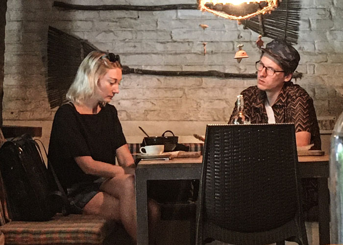 Woman Praises Guy For Giving Her A Note Saying Her Date Is A Red Flag After Listening To Their Convo Woman Praises Guy For Giving Her A Note Saying Her Date Is A Red Flag After Listening To Their Convo