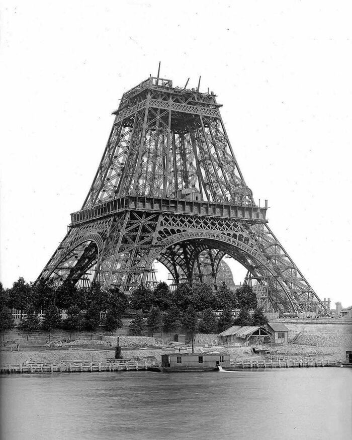 Construcción de la Torre Eiffel en París, Francia, 1889