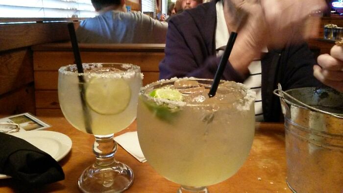 “Ordering A Water And A Coke”: Former Server Points Out Which Customer Requests Annoy Her “Ordering A Water And A Coke”: Former Server Points Out Which Customer Requests Annoy Her