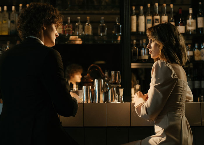 Woman Praises Guy For Giving Her A Note Saying Her Date Is A Red Flag After Listening To Their Convo Woman Praises Guy For Giving Her A Note Saying Her Date Is A Red Flag After Listening To Their Convo