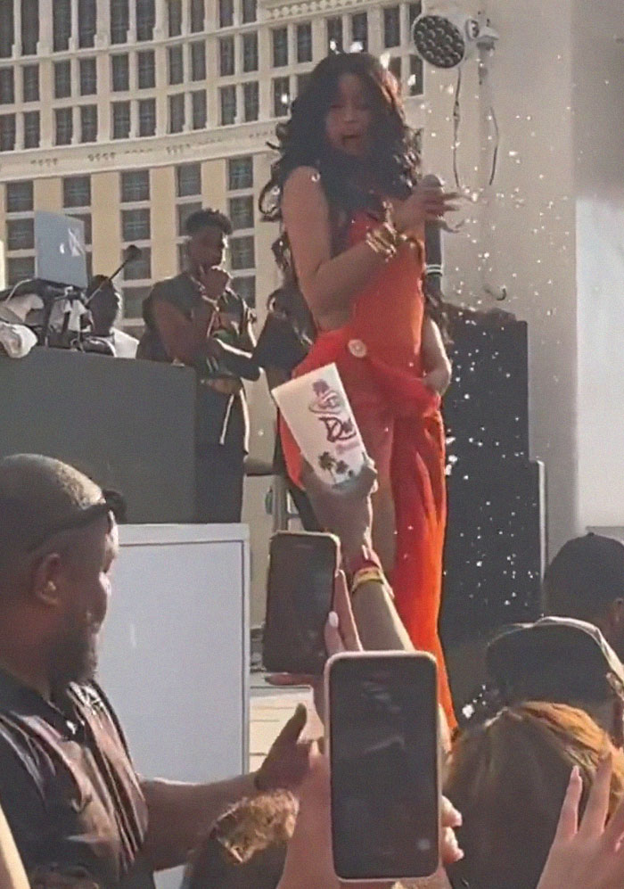 Cardi B Was Splashed By A Drink Thrown By Fan While She Was Performing, So She Fought Back Cardi B Was Splashed By A Drink Thrown By Fan While She Was Performing, So She Fought Back