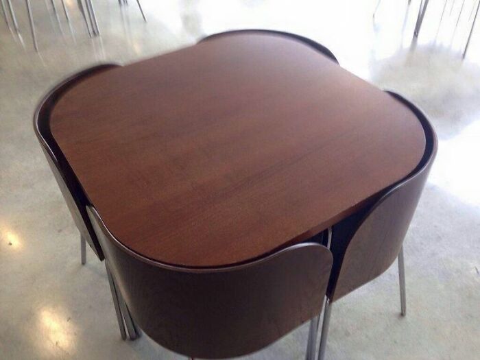 Las sillas encajan perfectamente con la mesa
