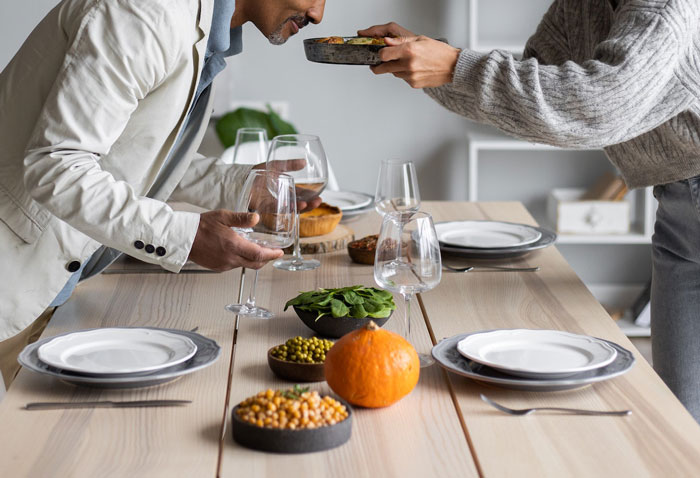 Couple Quarrels After Blind BF Touches GF's Food To Make Sure She Ordered The Same Dish He Did Couple Quarrels After Blind BF Touches GF's Food To Make Sure She Ordered The Same Dish He Did