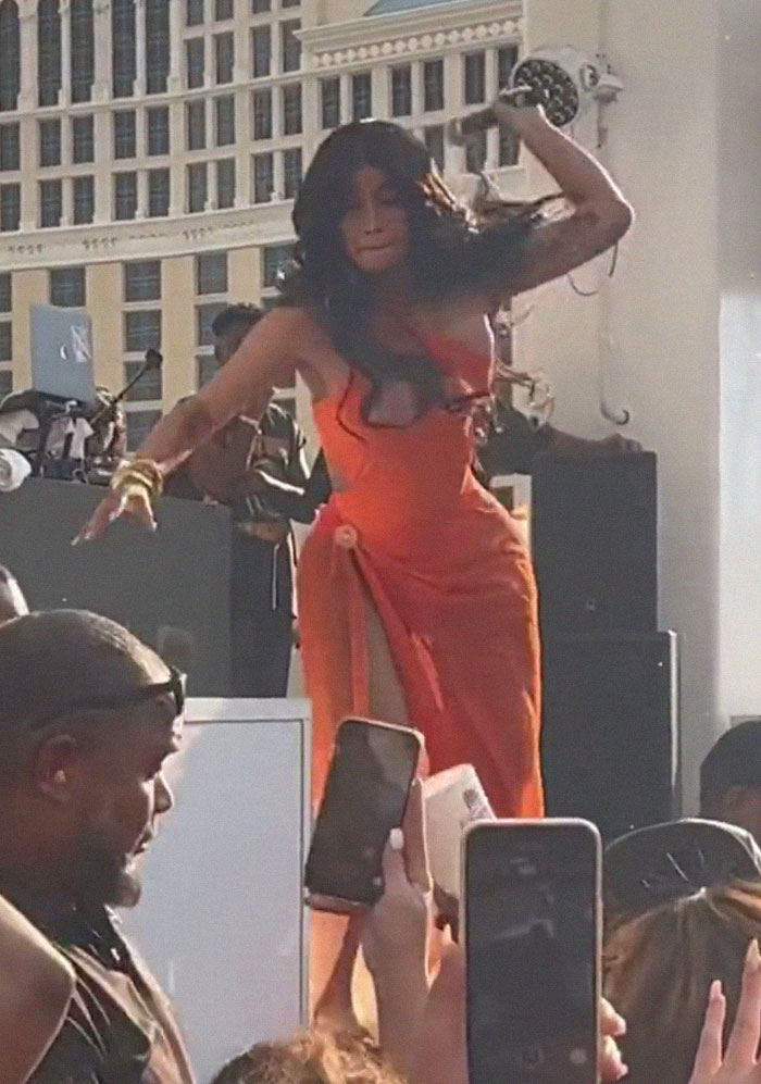 Cardi B Was Splashed By A Drink Thrown By Fan While She Was Performing, So She Fought Back Cardi B Was Splashed By A Drink Thrown By Fan While She Was Performing, So She Fought Back