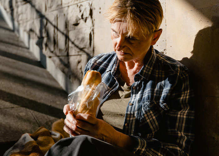 Worker Scolded For Trying To Buy A Homeless Man Pizza, Customer Finds A Brilliant Loophole Worker Scolded For Trying To Buy A Homeless Man Pizza, Customer Finds A Brilliant Loophole