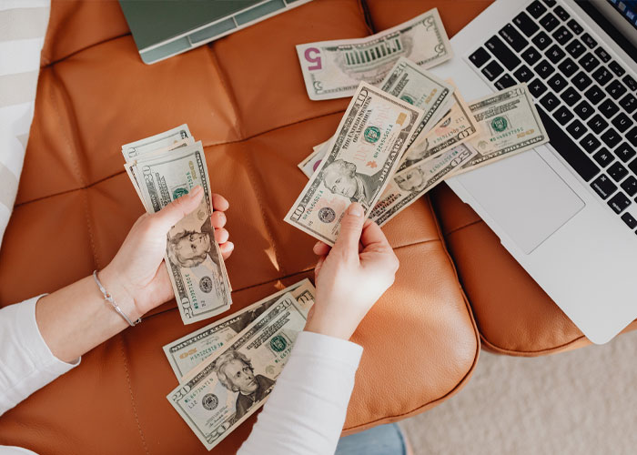 Woman Complains Online About How Hard It Is To Survive On Her Salary, Drama Ensues When Boss Sees It Woman Complains Online About How Hard It Is To Survive On Her Salary, Drama Ensues When Boss Sees It