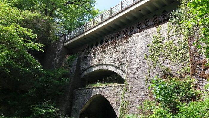 Puente del siglo XX construido sobre otro del siglo XVIII, construido sobre otro del siglo XII