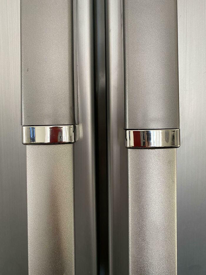 These Fridges Door Handles Are Both Out Of Place With Each Other.. Idk It’s Unsatisfying To Me Anyways