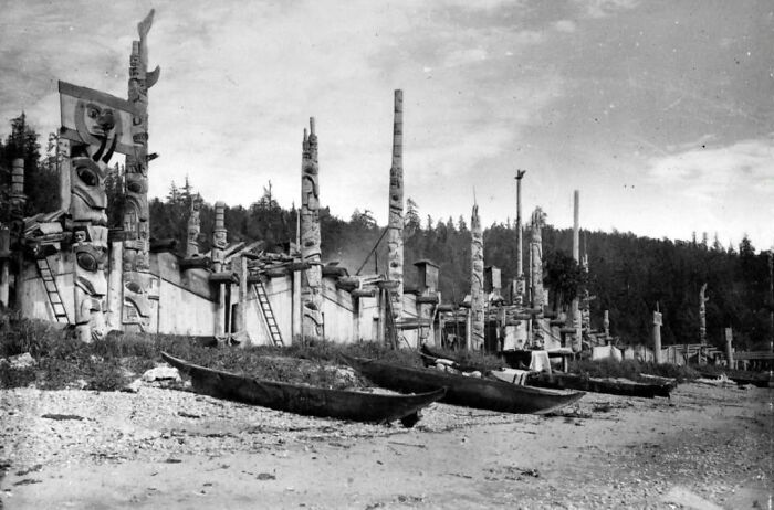 Bosque de totems tallados por la tribu Haida en Skidegate, Columbia británica, 1878