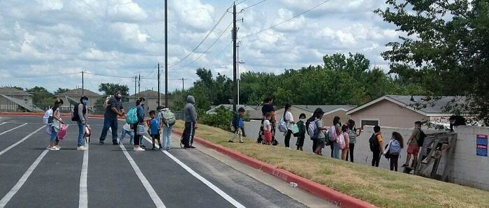 Padres y estudiantes tienen que subir por una pared para poder moverse entre sus hogares y la escuela