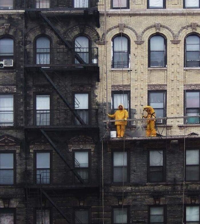 In New York, People Are Cleaning The Walls As A Result Of Years Being Polluted By Cars