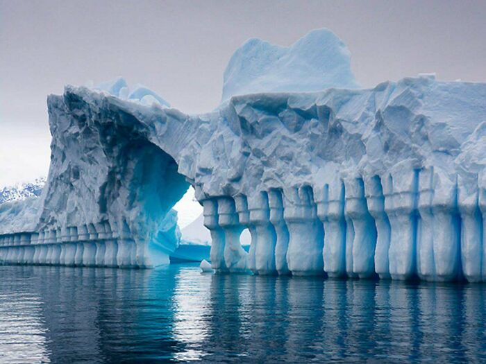 Formaciones de hielo en la Antártida que parecen muros, columnas y hasta un arco