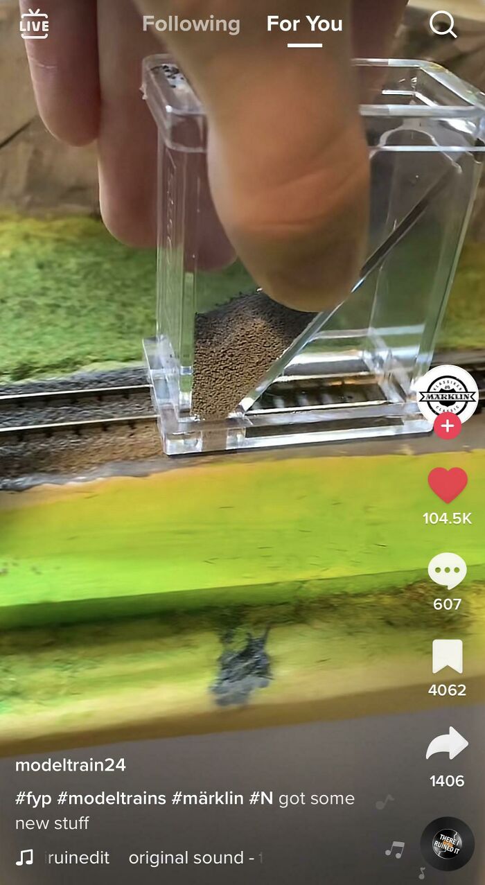 Aparato para poner grava en las vías de trenes en miniatura