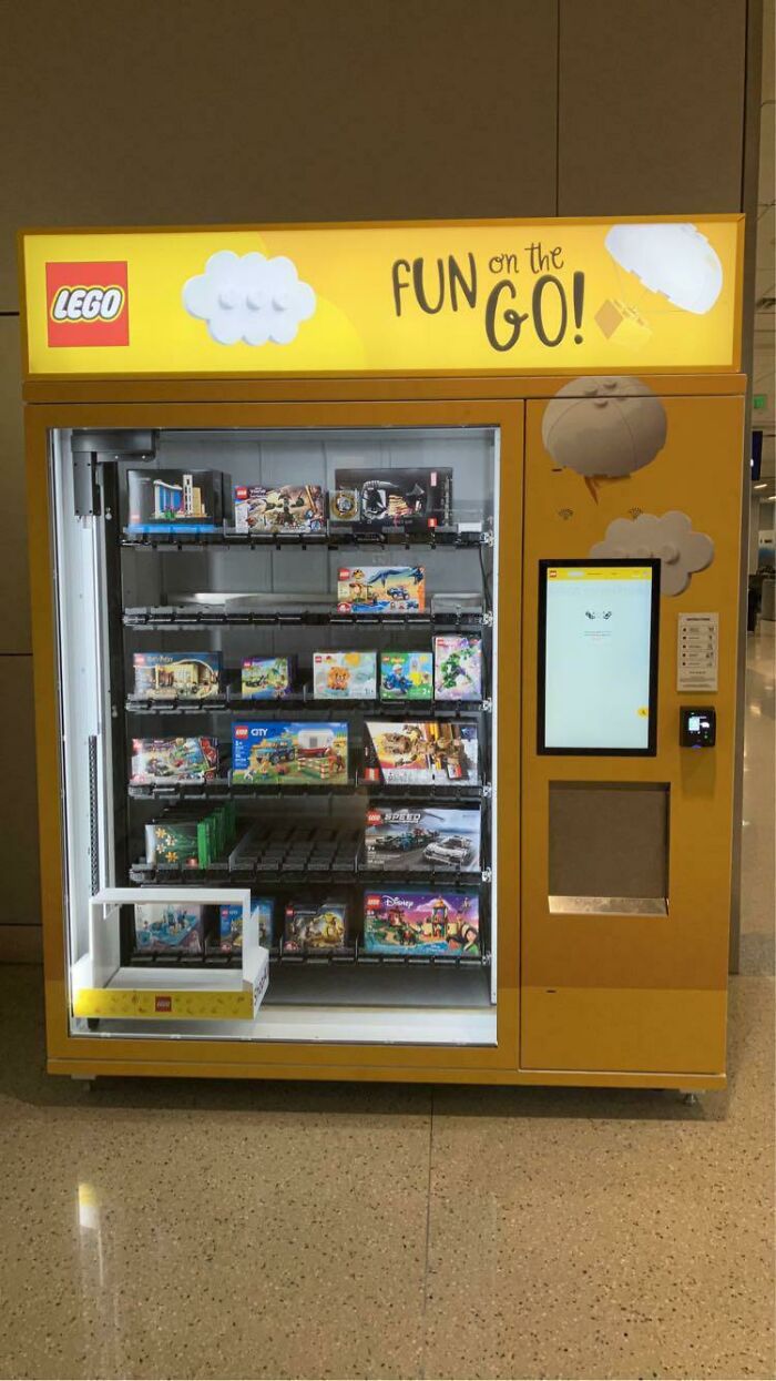 Máquina de vending de Lego en un aeropuerto