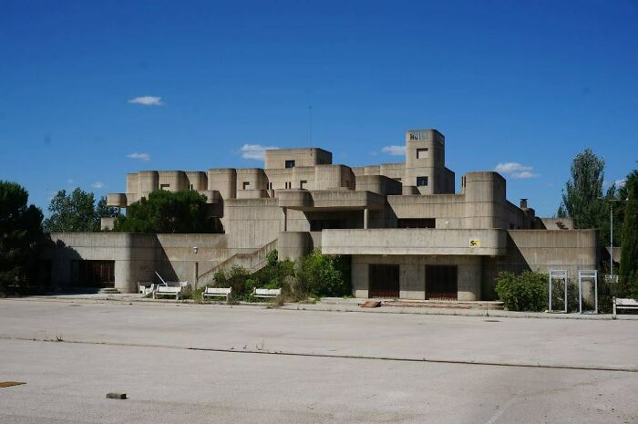 Hotel Claridge (1969), Abandoned Alarcón, Spain Architect: Not Published Source: Reddit