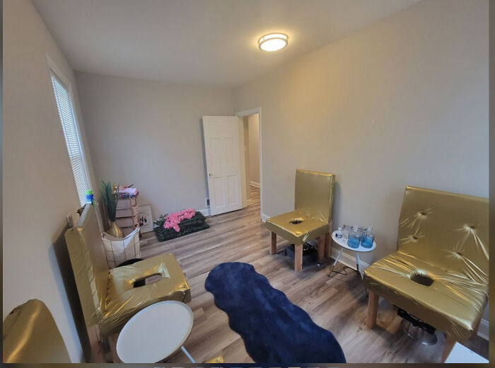 Found This Commerical Space On Fb Marketplace. What Goes On In This Room?