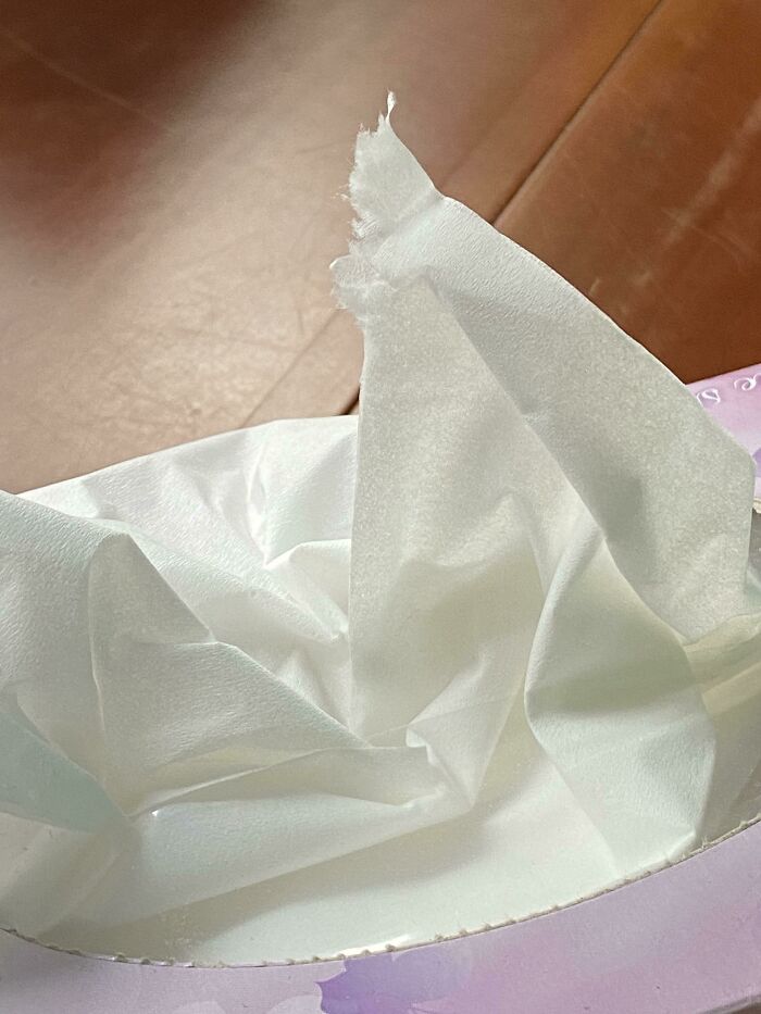 La caja de pañuelos no ha sido debidamente cortada, así que o saco cada pañuelo con cuidado y usando ambas manos, o termino con un puñado de confeti