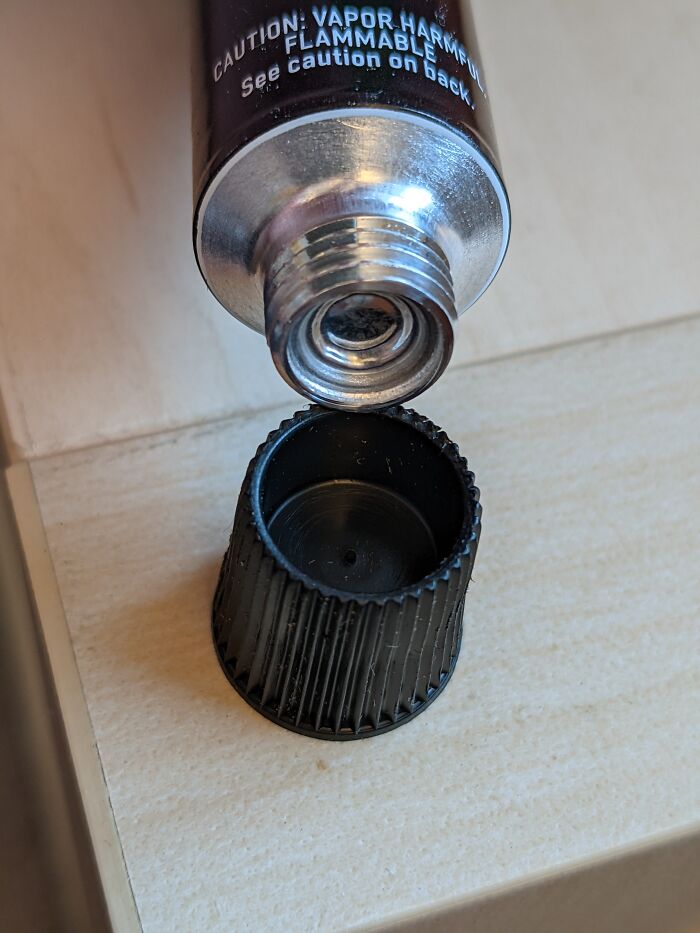 El tapón del tubo no tiene la punta para perforar la apertura
