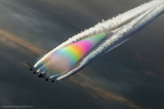 Boeing 747 Rainbow Contrails