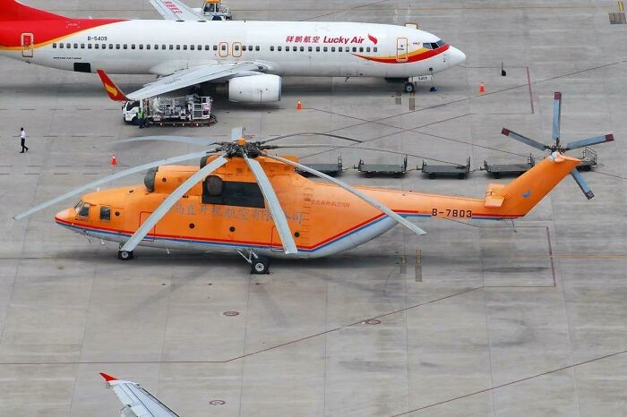 Boeing 737 Next To The Biggest Helicopter In The World