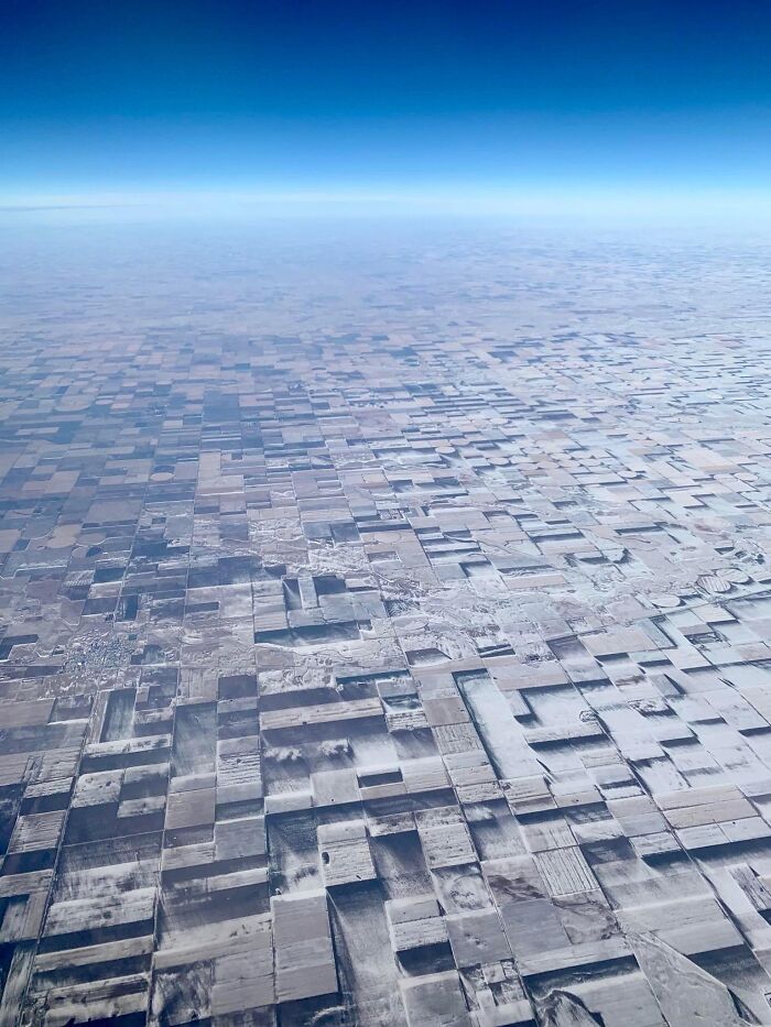 Estas tierras de cultivo en Colorado son llanas, pero parecen 3D después de la ventisca de nieve