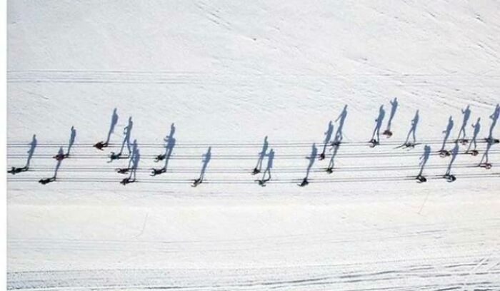 Esquiadores que parecen notas musicales