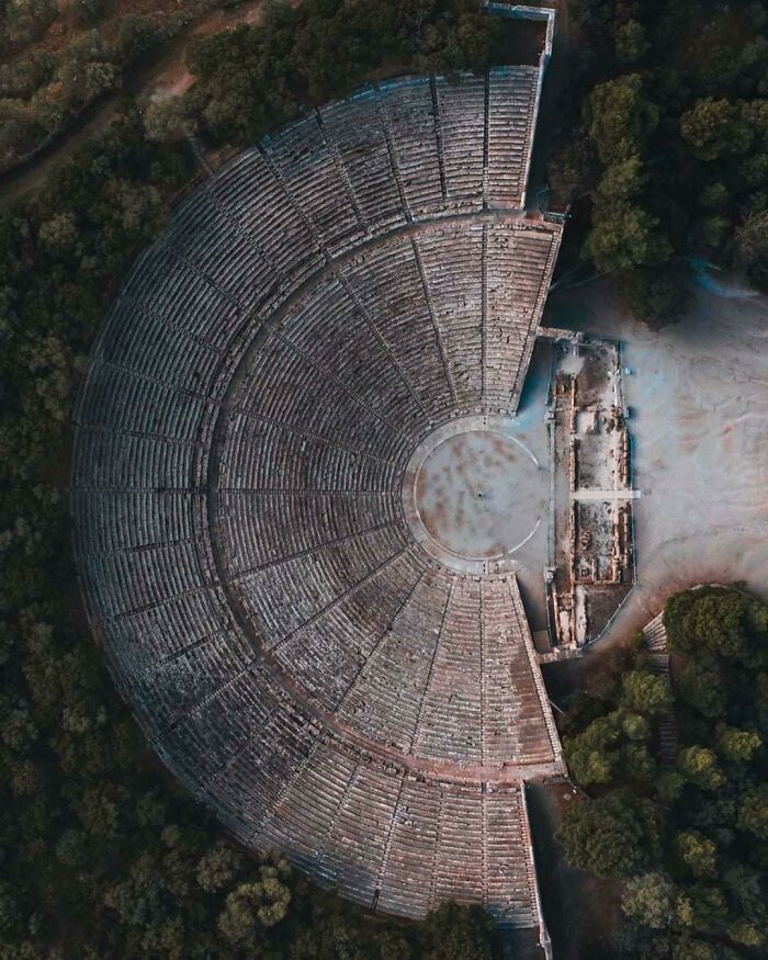 El teatro de Epidauro en Grecia, tiene 2300 años, capacidad para 14000 espectadores y se cree que la acústica perfecta