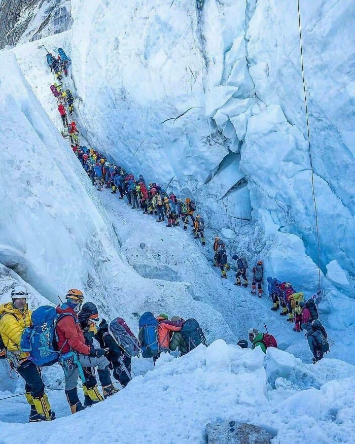 Cola en la cascada de hielo Khumbu para subir al monte Everest