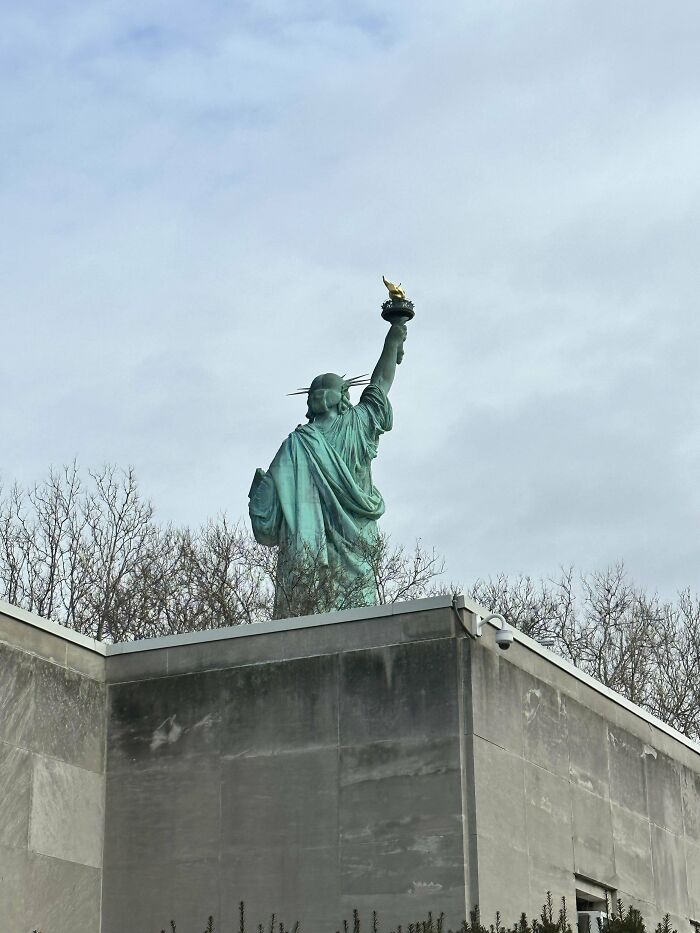 La estatua de la Libertad por detrás