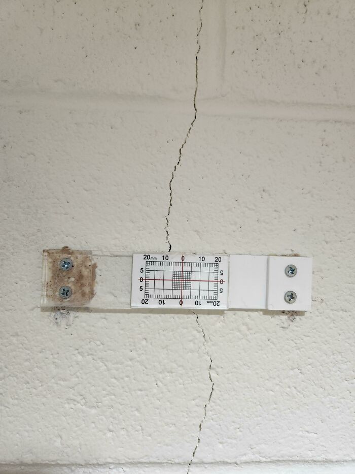 Building Crack Monitor. Easy Visual Assessment Of Changes In Level And Plumb