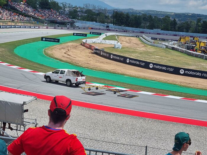 Device To Clean The Track In The Spanish F1 Grand Prix