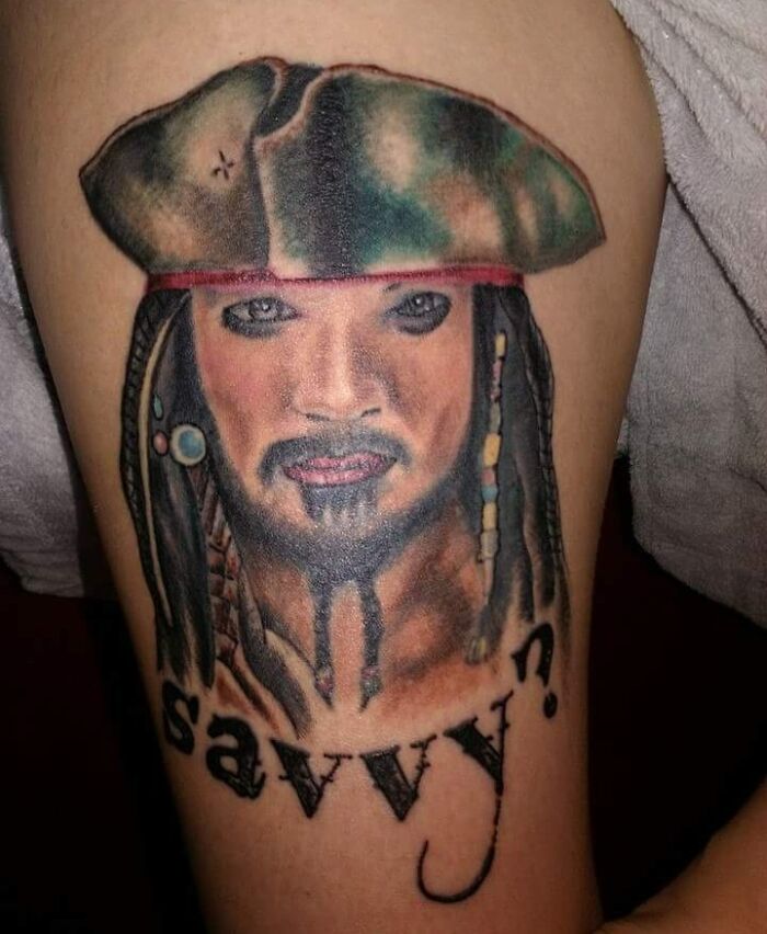 Una chica quería tatuarse al Capitán Sparrow. Se lo hizo su novio, que no se sabe cómo, es dueño de un estudio de tatuajes