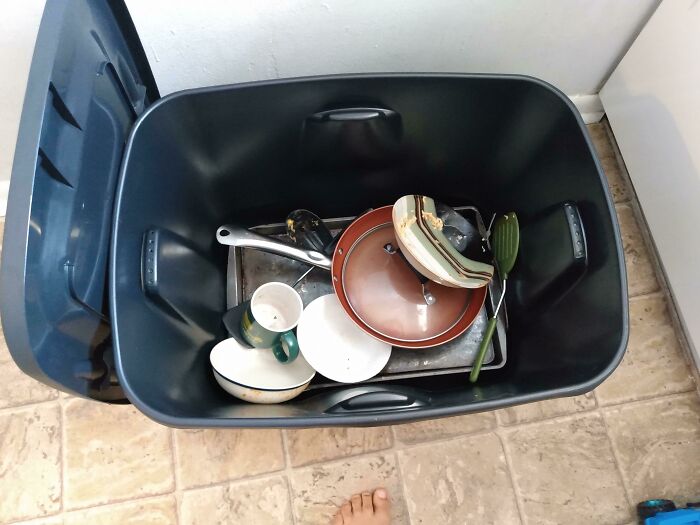 Le pedí al compañero que lavara sus platos y me dijo "no se me permite limpiar"