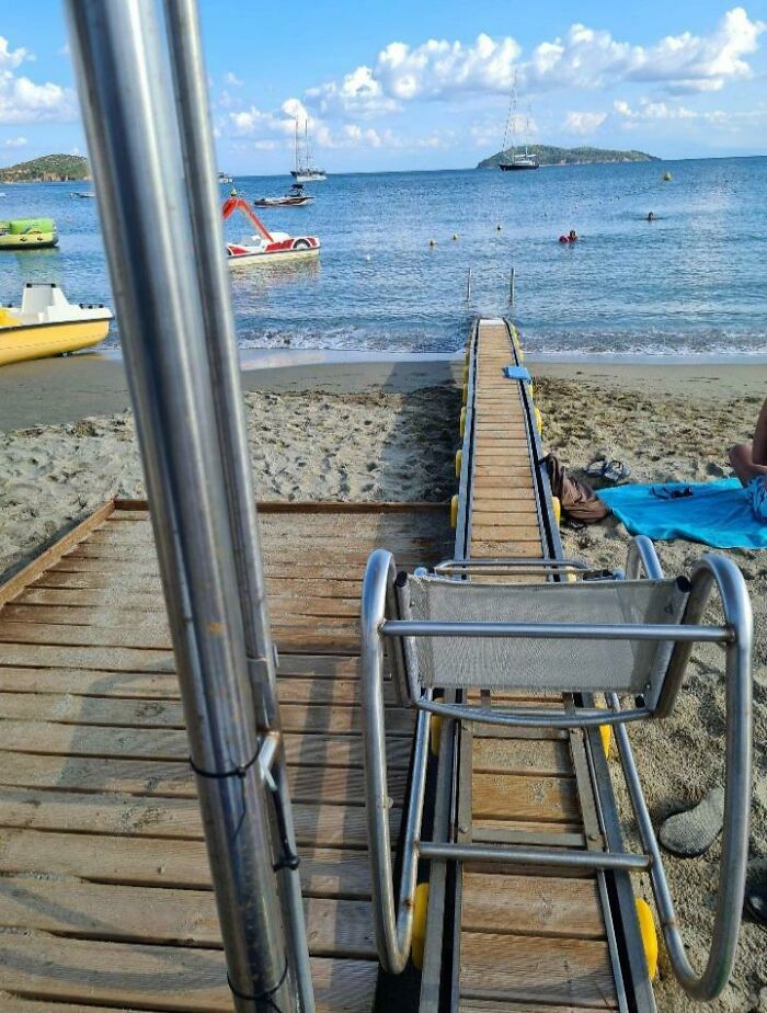 Silla deslizante para ayudar a personas con problemas de movilidad a entrar al mar