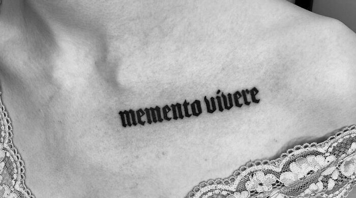 Memento Viviere gothic lettering Collarbone Tattoo