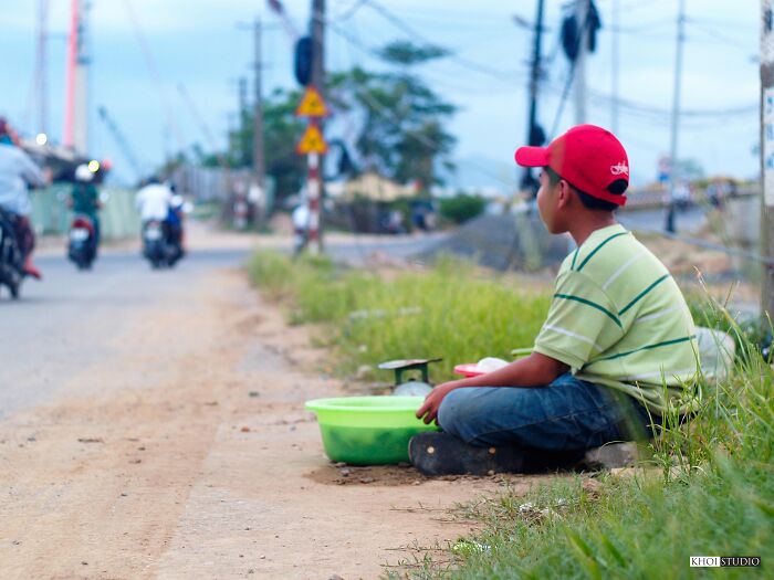 I Saw A Young Boy Sitting On The Side Of The Road, Selling Seafood To Earn Money. Children Who Are Poor And Lack The Family's Attention Need A Lot Of Attention