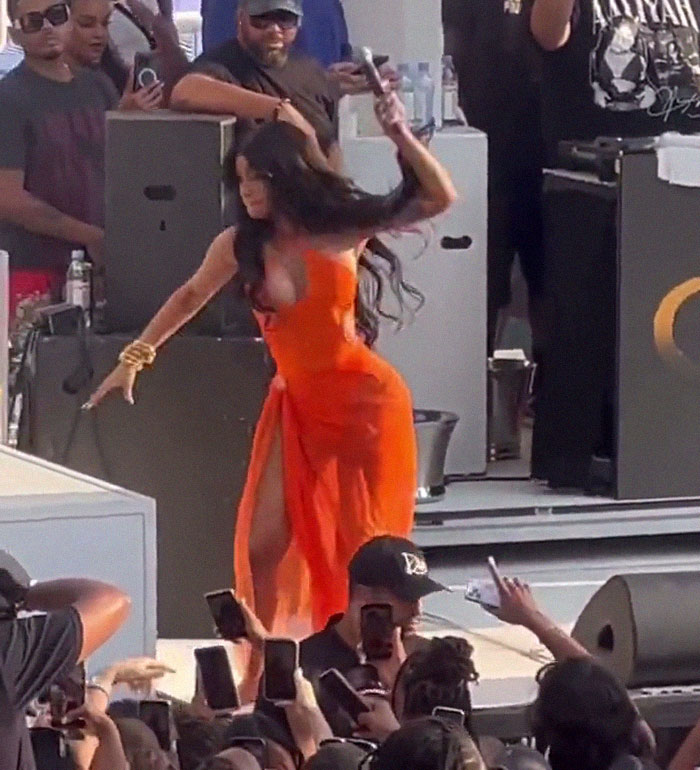 Cardi B Was Splashed By A Drink Thrown By Fan While She Was Performing, So She Fought Back Cardi B Was Splashed By A Drink Thrown By Fan While She Was Performing, So She Fought Back