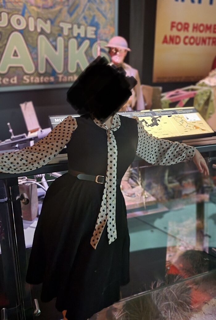 I’m Traveling Was At A Museum Today! Please Ignore The Fact I Look Fat In This Pic 🤣