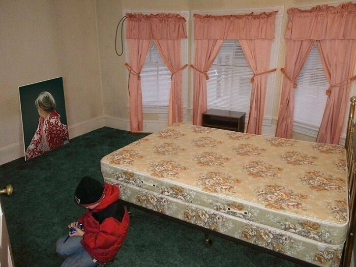 Great-Art-In-Ugly-Rooms