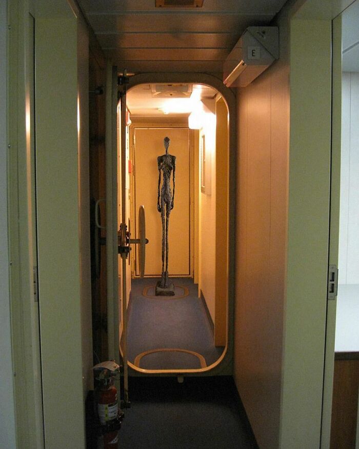 Great-Art-In-Ugly-Rooms