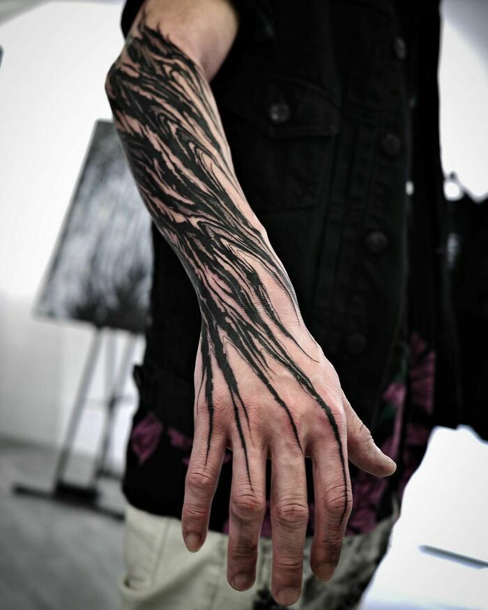 Dark Freehanded lines Arm Piece