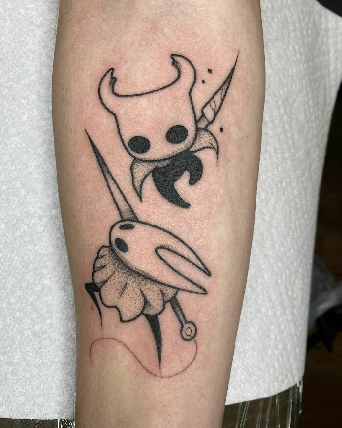Hollow Knight fighting his opponent Tattoo