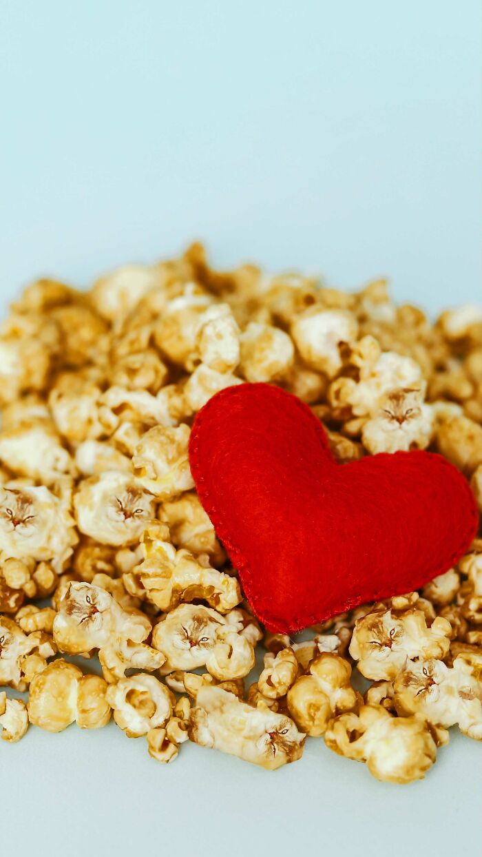 In An Oddly Cute Way, This Artist Keeps Pairing Cats With Food (New Pics)