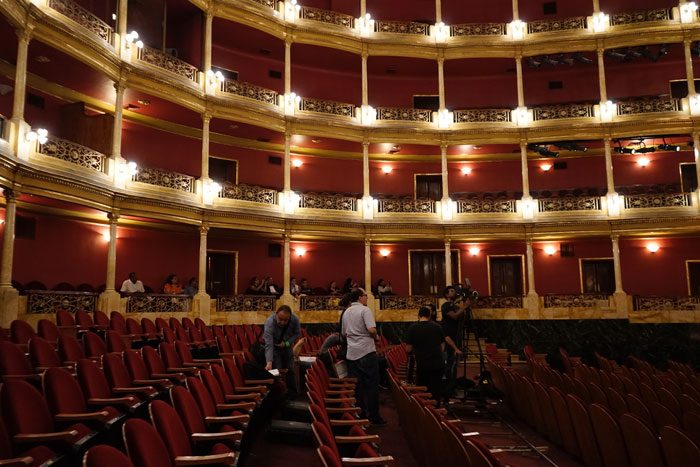 Woman Wreaks Petty Revenge On Fellow Theatergoer After Continuously Getting Elbowed During The Show Woman Wreaks Petty Revenge On Fellow Theatergoer After Continuously Getting Elbowed During The Show